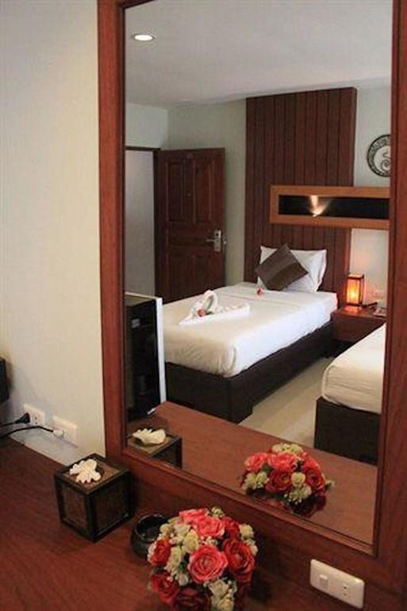 Deva Suites Patong Phuket Екстериор снимка